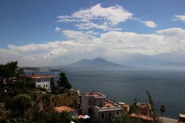 Dağın tepesinden deniz manzarası çok güzel.