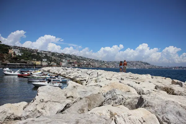 Deniz ve şehir manzarası
