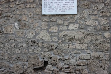 Parktaki eski taş duvar.