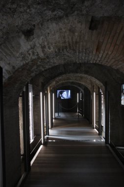 Eski binanın içinde.