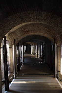 Şehrin eski ahşap kapısı.