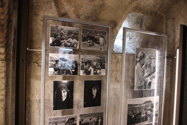 Kudüs şehrindeki kilisenin içi.