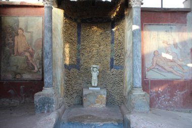 Eski kilisenin içinde.