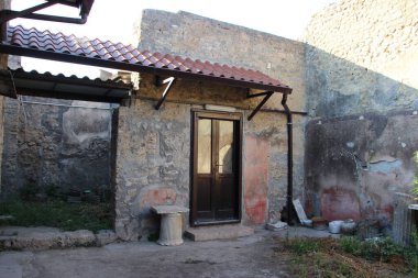 Şehirde terk edilmiş eski bir ev.