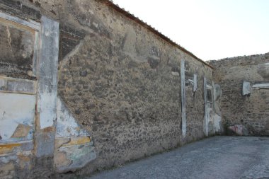 Şehirdeki eski ev.