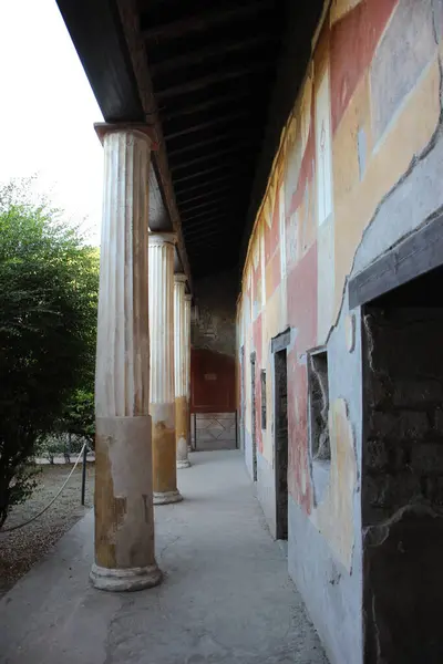 İtalya 'nın Roma şehrindeki bir tapınağın kalıntıları.