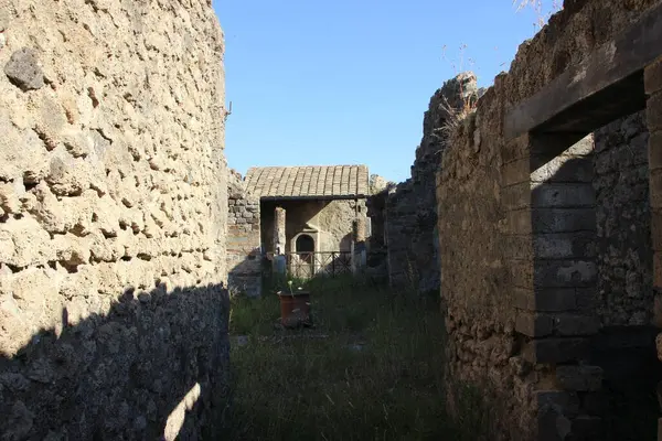 Napoli antik şehrinin kalıntıları.