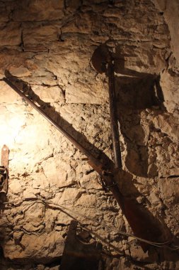 Penceresi olan eski ahşap bir ev