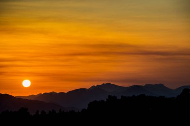 Dağ güneş doğarken