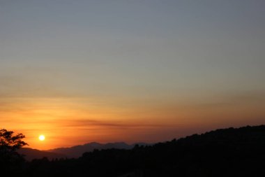 Dağlarda gün batımı. Güzel gün batımı gökyüzü