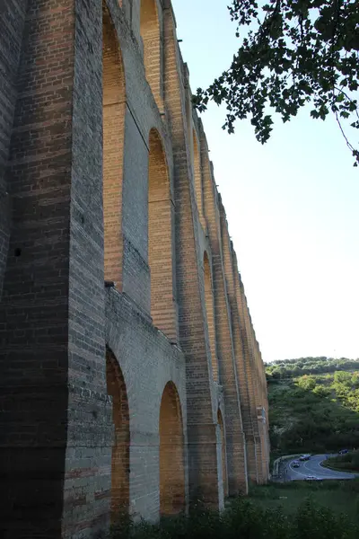 Caserta, İtalya 'daki bir ortaçağ Roma köprüsünün manzarası