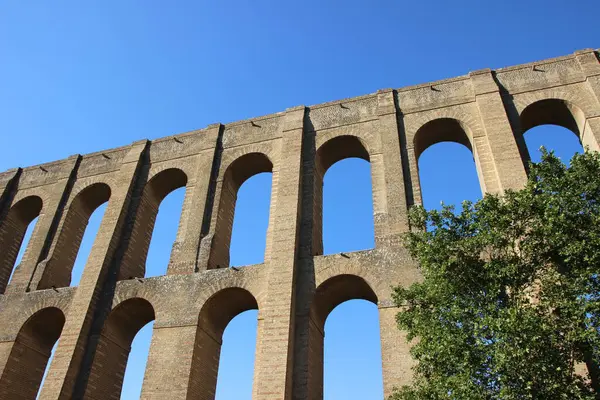 İsrail 'in kuzeyindeki Roma su kemeri su kemeri.