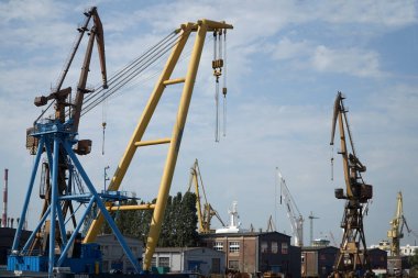 Gdansk limanındaki kargo gemileri için vinçler. Polonya