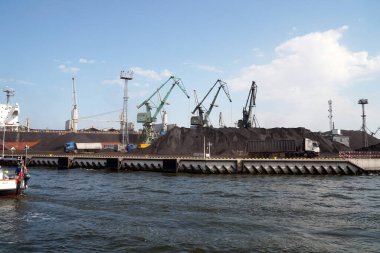 Gdansk limanındaki kargo gemileri için vinçler. Polonya