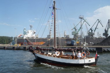 Marwta Wisla nehri üzerindeki Gdansk limanında gemiler. Polonya           