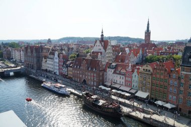 Gdansk 'ta Marvta Wisla nehrinin kenarındaki evler. Yukarıdan görüntüle.   