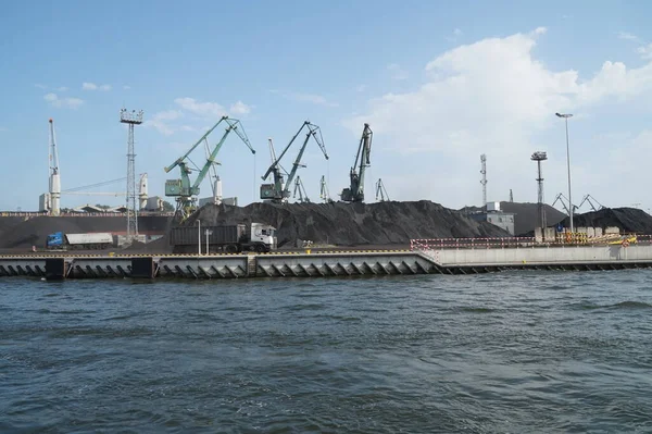 在Marwta Wisla河上Gdansk港的平台上装载煤炭的平台 — 图库照片