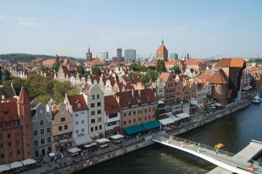 Gdansk 'ta Marwta Wisla nehrinin kıyısındaki evler. Yukarıdan görüntüle.