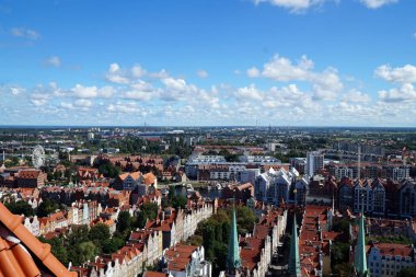 St. Mary Katedrali 'nin belediye binasındaki gözlem güvertesinden Gdansk' ın görüntüsü.    