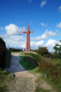 Gdansk şehrindeki gözlem platformlarından birinde bir haç. Polonya.      