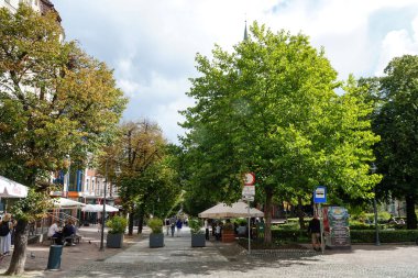 Baltık Denizi kıyısındaki Sopot kentinde yürüyen turistler için güzel bir bulvar. Polonya.    