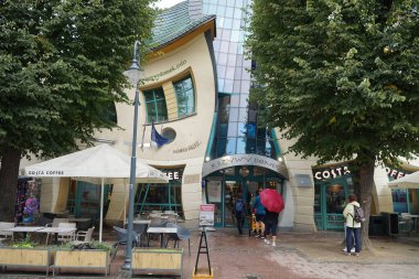 Baltık Denizi kıyılarındaki Sopot kıyı kasabasında eğimli pencereleri olan alışılmadık bir ev. Polonya.