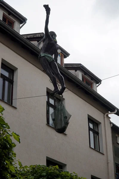 波罗的海沿岸索布城中一个杂技演员在一根柱子上保持平衡的雕像 — 图库照片