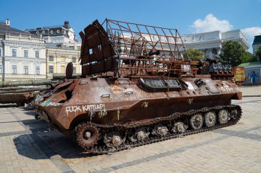 Kyiv 'deki Rus işgalcilerin imha edilmiş askeri teçhizatlarının sergilenmesi üzerine askeri araçların yakılması