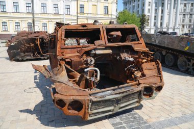 Kyiv 'deki Rus işgalcilerin imha edilmiş askeri teçhizatlarının sergilenmesi üzerine askeri araçların yakılması