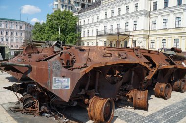 Kyiv 'deki Rus işgalcilerin imha edilmiş askeri teçhizatlarının sergilenmesi üzerine askeri araçların yakılması