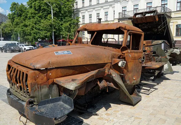 Spalování Vojenských Vozidel Výstavě Zničeného Vojenského Vybavení Ruských Okupantů Kyjevě — Stock fotografie