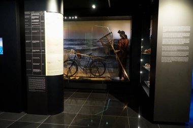 Kehribar 'ın eski zamanlarda Gdansk' taki Amber Müzesi 'nden nasıl çıkarıldığını gösteren bir sergi.         