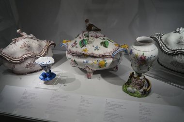 Gdansk Ulusal Müzesi 'nde antika porselen koleksiyonu.