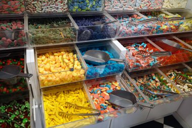 Renkli lolipoplar ve şekerleri tezgahtan satıyorum.      