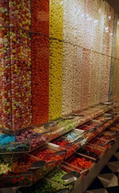 Renkli lolipoplar ve şekerleri tezgahtan satıyorum.      