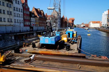 Gdansk kanallarından birinde su onarımı için ekipman