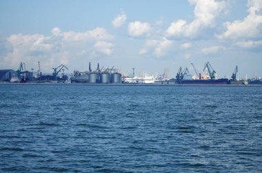 Denizde giden bir gemiden Gdynia limanının görüntüsü