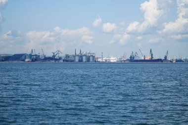 Denizde giden bir gemiden Gdynia limanının görüntüsü