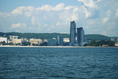 Denizde giden bir gemiden Gdynia limanının görüntüsü