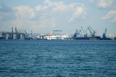 Denizde giden bir gemiden Gdynia limanının görüntüsü