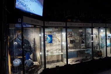  Hel Spit 'teki Seal Müzesi' nde deri ve fok kürkünden yapılmış ürünler..     