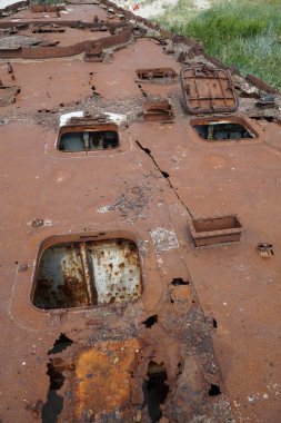 Baltık Denizi 'nin kumlarında terk edilmiş paslı bir savaş gemisi. İmdat!.