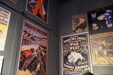 Gdynia 'daki Göç Müzesi' nde Polonya 'nın klasik reklam posterleri.