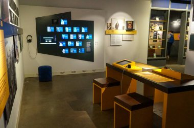 Gdynia 'daki Göç Müzesi' ndeki Polonya tarihiyle ilgili çeşitli sergiler.