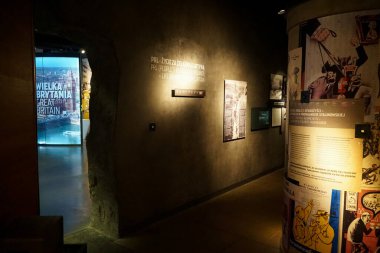 Gdynia 'daki Göç Müzesi' ndeki Polonya tarihiyle ilgili çeşitli sergiler.