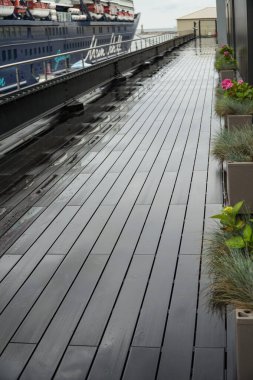 Yağmurda Gdynia 'daki liman manzarası. 