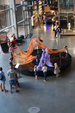 Varşova 'daki Kopernik Bilim Merkezi' nde bilimsel tesisler. Polonya                     