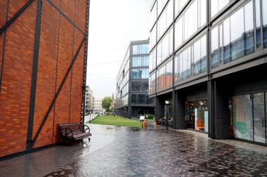 Yağmurdan sonra Varşova sokakları. Polonya