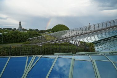 Varşova 'da bir kütüphanenin çatısında kış bahçesi işletmek için ekipman. Polonya
