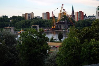 Varşova 'nın evleri günbatımı güneşinin ışınlarında     